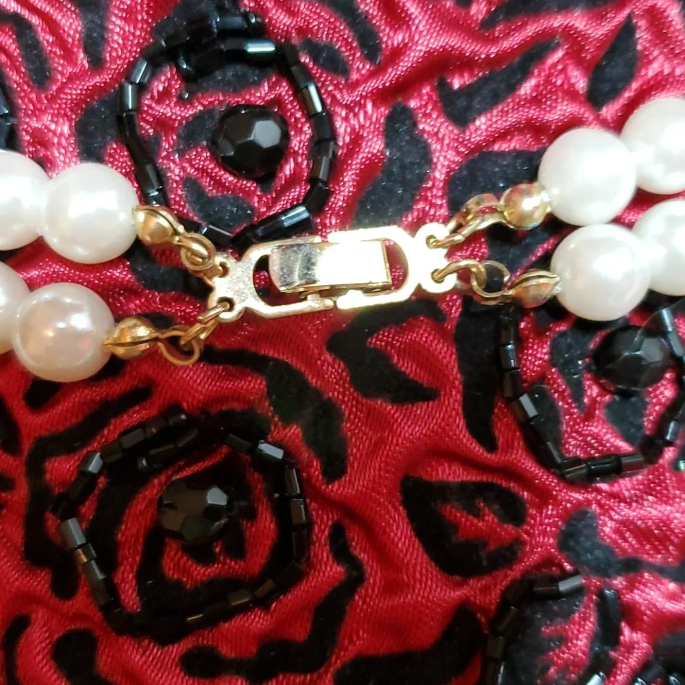 Vintage double strand faux pearls necklace EUC